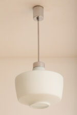 Jednopunktowa lampa sufitowa z mleczno-białym szklanym dwuwarstwowym kloszem z metalowym chromowanym zawieszeniem, Osvetlovací Sklo Valašské Medziřičí, Czechosłowacja, lata 70. - obrazek 20