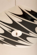 Asymetryczna mlecznobiało-czarna trzypunktowa szklana lampa sufitowa „Parasolka” malowana w geometryczne wzory, Kamenický Šenov, Czechosłowacja, lata 60. - obrazek 21