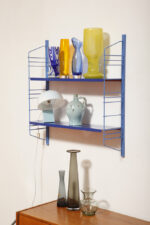 Modułowa szafka/regał na metalowej niebieskiej konstrukcji z dwoma niebieskimi metalowymi półkami z pomarańczowym spodem z regulowanym ustawieniem wysokości, projekt Adriaan Dekker dla firmy Tomado, Holandia, lata 60. - obrazek 20