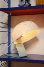 Nieduża jednopunktowa lampa nocna z błękitną metalową podstawą i mlecznobiałym kloszem w błękitne paski z pleksi, firma Molin, Włochy, lata 60. - obrazek 20