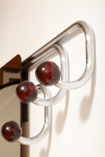 Duży metalowy wieszak/garderoba ścienna na chromowanej rurowej masywnej konstrukcji z trzema hakami zakończonymi bukowymi ręcznie toczonymi kulami, dymionym pionowym lustrem i uchwytem na parasole, Bauhaus, Niemcy, lata 30. XX wieku - obrazek 20