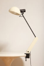 Duża jasnokremowo-czarna nablatowa jednopunktowa lampa biurkowa "Praxi" z tworzywa z ruchomym kloszem i czarnym metalowym ramieniem, projekt Bruno Gecchelin dla firmy iGuzzini, Włochy, wzór z 1982 roku - obrazek 2