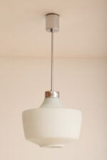 Jednopunktowa lampa sufitowa z mleczno-białym szklanym dwuwarstwowym kloszem z metalowym chromowanym zawieszeniem, Osvetlovací Sklo Valašské Medziřičí, Czechosłowacja, lata 70. - obrazek 2