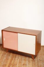 Dębowa szafka/komoda z parą przesuwanych drzwi ze sklejki lakierowanych na różowy i jasno kremowy kolor, TYP U 450, projekt Jiri Jiroutek dla Interier Praha, Czechosłowacja, wzór z 1958 roku - obrazek 2