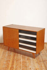 Dębowa szafka/komoda z czterema głębokimi szufladami z czarnobiałymi frontami, TYP U 458, projekt Jiri Jiroutek dla Interier Praha, Czechosłowacja, lata 60. - obrazek 2