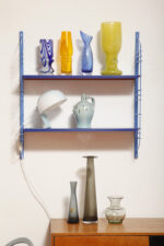 Modułowa szafka/regał na metalowej niebieskiej konstrukcji z dwoma niebieskimi metalowymi półkami z pomarańczowym spodem z regulowanym ustawieniem wysokości, projekt Adriaan Dekker dla firmy Tomado, Holandia, lata 60. - obrazek 2