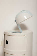 Nieduża jednopunktowa lampa nocna z błękitną metalową podstawą i mlecznobiałym kloszem w błękitne paski z pleksi, firma Molin, Włochy, lata 60. - obrazek 2