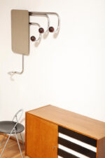 Duży metalowy wieszak/garderoba ścienna na chromowanej rurowej masywnej konstrukcji z trzema hakami zakończonymi bukowymi ręcznie toczonymi kulami, dymionym pionowym lustrem i uchwytem na parasole, Bauhaus, Niemcy, lata 30. XX wieku - obrazek 2