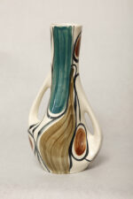 Fajansowy wazon ręcznie malowany podszkliwnie w pomarańczowe, zielone (morskie) i brązowe wzory, projekt Jan Sowiński, Włocławskie Zakłady Ceramiki Stołowej we Włocławku, wzór 284 z 1958 roku - obrazek 2