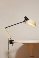 Duża jasnokremowo-czarna nablatowa jednopunktowa lampa biurkowa "Praxi" z tworzywa z ruchomym kloszem i czarnym metalowym ramieniem, projekt Bruno Gecchelin dla firmy iGuzzini, Włochy, wzór z 1982 roku - obrazek 21