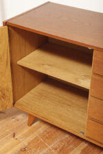 Dębowa szafka/komoda z czterema głębokimi szufladami po prawej stronie, TYP U 458, projekt Jiri Jiroutek dla Interier Praha, Czechosłowacja, lata 60. - obrazek 24