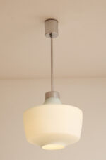 Jednopunktowa lampa sufitowa z mleczno-białym szklanym dwuwarstwowym kloszem z metalowym chromowanym zawieszeniem, Osvetlovací Sklo Valašské Medziřičí, Czechosłowacja, lata 70. - obrazek 21