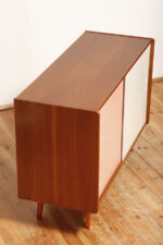 Dębowa szafka/komoda z parą przesuwanych drzwi ze sklejki lakierowanych na różowy i jasno kremowy kolor, TYP U 450, projekt Jiri Jiroutek dla Interier Praha, Czechosłowacja, wzór z 1958 roku - obrazek 21
