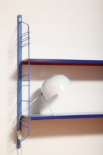 Modułowa szafka/regał na metalowej niebieskiej konstrukcji z dwoma niebieskimi metalowymi półkami z pomarańczowym spodem z regulowanym ustawieniem wysokości, projekt Adriaan Dekker dla firmy Tomado, Holandia, lata 60. - obrazek 21