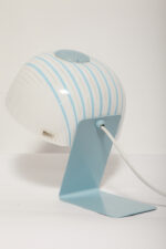Nieduża jednopunktowa lampa nocna z błękitną metalową podstawą i mlecznobiałym kloszem w błękitne paski z pleksi, firma Molin, Włochy, lata 60. - obrazek 21