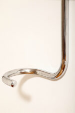 Duży metalowy wieszak/garderoba ścienna na chromowanej rurowej masywnej konstrukcji z trzema hakami zakończonymi bukowymi ręcznie toczonymi kulami, dymionym pionowym lustrem i uchwytem na parasole, Bauhaus, Niemcy, lata 30. XX wieku - obrazek 21