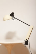 Duża jasnokremowo-czarna nablatowa jednopunktowa lampa biurkowa "Praxi" z tworzywa z ruchomym kloszem i czarnym metalowym ramieniem, projekt Bruno Gecchelin dla firmy iGuzzini, Włochy, wzór z 1982 roku - obrazek 22