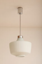 Jednopunktowa lampa sufitowa z mleczno-białym szklanym dwuwarstwowym kloszem z metalowym chromowanym zawieszeniem, Osvetlovací Sklo Valašské Medziřičí, Czechosłowacja, lata 70. - obrazek 22