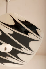 Asymetryczna mlecznobiało-czarna trzypunktowa szklana lampa sufitowa „Parasolka” malowana w geometryczne wzory, Kamenický Šenov, Czechosłowacja, lata 60. - obrazek 23