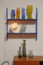 Modułowa szafka/regał na metalowej niebieskiej konstrukcji z dwoma metalowymi półkami z regulowaną wysokością, projekt Adriaan Dekker dla firmy Tomado, Holandia, lata 60. - obrazek 22