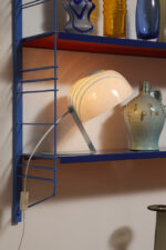 Nieduża jednopunktowa lampa nocna z błękitną metalową podstawą i mlecznobiałym kloszem w błękitne paski z pleksi, firma Molin, Włochy, lata 60. - obrazek 22