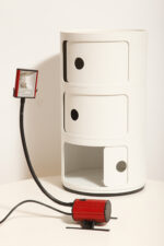 Jednopunktowa czerwono-czarna lampa biurkowa/nocna/lampa ścienna/kinkiet "Ciao 1170" z kloszem na ruchomym giętym ramieniu, projekt Ezio Didone dla firmy Arteluce, Włochy, lata 80. - obrazek 23