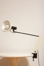 Duża jasnokremowo-czarna nablatowa jednopunktowa lampa biurkowa "Praxi" z tworzywa z ruchomym kloszem i czarnym metalowym ramieniem, projekt Bruno Gecchelin dla firmy iGuzzini, Włochy, wzór z 1982 roku - obrazek 23