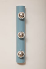 Smukła trzypunktowa aluminiowa cylindryczna niebieska lampa ścienna/kinkiet o pionowej, lub poziomej orientacji, Targetti, Włochy, lata 80. - obrazek 40