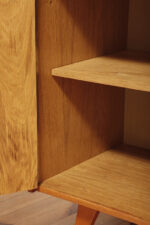 Dębowa szafka/komoda z czterema głębokimi szufladami po prawej stronie, TYP U 458, projekt Jiri Jiroutek dla Interier Praha, Czechosłowacja, lata 60. - obrazek 26