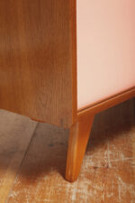 Dębowa szafka/komoda z parą przesuwanych drzwi ze sklejki lakierowanych na różowy i jasno kremowy kolor, TYP U 450, projekt Jiri Jiroutek dla Interier Praha, Czechosłowacja, wzór z 1958 roku - obrazek 23