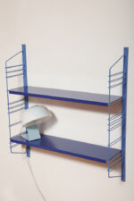 Modułowa szafka/regał na metalowej niebieskiej konstrukcji z dwoma metalowymi półkami z regulowaną wysokością, projekt Adriaan Dekker dla firmy Tomado, Holandia, lata 60. - obrazek 23