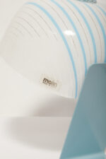 Nieduża jednopunktowa lampa nocna z błękitną metalową podstawą i mlecznobiałym kloszem w błękitne paski z pleksi, firma Molin, Włochy, lata 60. - obrazek 23