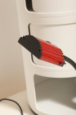 Jednopunktowa czerwono-czarna lampa biurkowa/nocna/lampa ścienna/kinkiet "Ciao 1170" z kloszem na ruchomym giętym ramieniu, projekt Ezio Didone dla firmy Arteluce, Włochy, lata 80. - obrazek 24