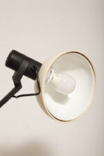 Duża jasnokremowo-czarna nablatowa jednopunktowa lampa biurkowa "Praxi" z tworzywa z ruchomym kloszem i czarnym metalowym ramieniem, projekt Bruno Gecchelin dla firmy iGuzzini, Włochy, wzór z 1982 roku - obrazek 24