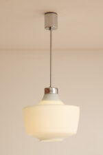 Jednopunktowa lampa sufitowa z mleczno-białym szklanym dwuwarstwowym kloszem z metalowym chromowanym zawieszeniem, Osvetlovací Sklo Valašské Medziřičí, Czechosłowacja, lata 70. - obrazek 24