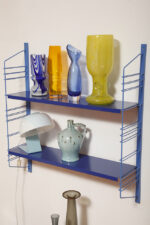 Modułowa szafka/regał na metalowej niebieskiej konstrukcji z dwoma metalowymi półkami z regulowaną wysokością, projekt Adriaan Dekker dla firmy Tomado, Holandia, lata 60. - obrazek 24