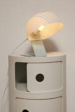 Nieduża jednopunktowa lampa nocna z błękitną metalową podstawą i mlecznobiałym kloszem w błękitne paski z pleksi, firma Molin, Włochy, lata 60. - obrazek 24