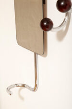 Duży metalowy wieszak/garderoba ścienna na chromowanej rurowej masywnej konstrukcji z trzema hakami zakończonymi bukowymi ręcznie toczonymi kulami, dymionym pionowym lustrem i uchwytem na parasole, Bauhaus, Niemcy, lata 30. XX wieku - obrazek 24