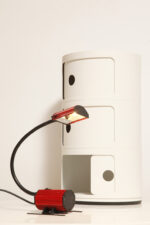 Jednopunktowa czerwono-czarna lampa biurkowa/nocna/lampa ścienna/kinkiet "Ciao 1170" z kloszem na ruchomym giętym ramieniu, projekt Ezio Didone dla firmy Arteluce, Włochy, lata 80. - obrazek 25