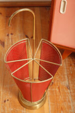 Mosiężny parasolnik/stojak na parasole w kolorze starego złota z bokami z blachy perforowanej lakierowanej na czerwono, Wagner Keller, Niemcy, lata 50/60. - obrazek 25