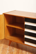 Dębowa szafka/komoda z czterema głębokimi szufladami z czarnobiałymi frontami, TYP U 458, projekt Jiri Jiroutek dla Interier Praha, Czechosłowacja, lata 60. - obrazek 25