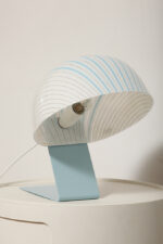 Nieduża jednopunktowa lampa nocna z błękitną metalową podstawą i mlecznobiałym kloszem w błękitne paski z pleksi, firma Molin, Włochy, lata 60. - obrazek 25