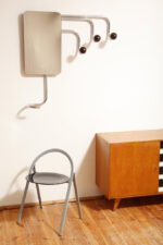 Duży metalowy wieszak/garderoba ścienna na chromowanej rurowej masywnej konstrukcji z trzema hakami zakończonymi bukowymi ręcznie toczonymi kulami, dymionym pionowym lustrem i uchwytem na parasole, Bauhaus, Niemcy, lata 30. XX wieku - obrazek 25