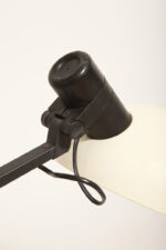 Duża jasnokremowo-czarna nablatowa jednopunktowa lampa biurkowa "Praxi" z tworzywa z ruchomym kloszem i czarnym metalowym ramieniem, projekt Bruno Gecchelin dla firmy iGuzzini, Włochy, wzór z 1982 roku - obrazek 26