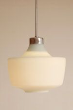 Jednopunktowa lampa sufitowa z mleczno-białym szklanym dwuwarstwowym kloszem z metalowym chromowanym zawieszeniem, Osvetlovací Sklo Valašské Medziřičí, Czechosłowacja, lata 70. - obrazek 26