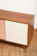Dębowa szafka/komoda z parą przesuwanych drzwi ze sklejki lakierowanych na różowy i jasno kremowy kolor, TYP U 450, projekt Jiri Jiroutek dla Interier Praha, Czechosłowacja, wzór z 1958 roku - obrazek 26