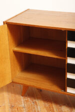 Dębowa szafka/komoda z czterema głębokimi szufladami z czarnobiałymi frontami, TYP U 458, projekt Jiri Jiroutek dla Interier Praha, Czechosłowacja, lata 60. - obrazek 26