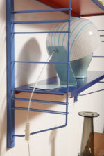 Nieduża jednopunktowa lampa nocna z błękitną metalową podstawą i mlecznobiałym kloszem w błękitne paski z pleksi, firma Molin, Włochy, lata 60. - obrazek 26