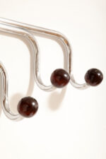 Duży metalowy wieszak/garderoba ścienna na chromowanej rurowej masywnej konstrukcji z trzema hakami zakończonymi bukowymi ręcznie toczonymi kulami, dymionym pionowym lustrem i uchwytem na parasole, Bauhaus, Niemcy, lata 30. XX wieku - obrazek 26