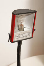 Jednopunktowa czerwono-czarna lampa biurkowa/nocna/lampa ścienna/kinkiet "Ciao 1170" z kloszem na ruchomym giętym ramieniu, projekt Ezio Didone dla firmy Arteluce, Włochy, lata 80. - obrazek 27